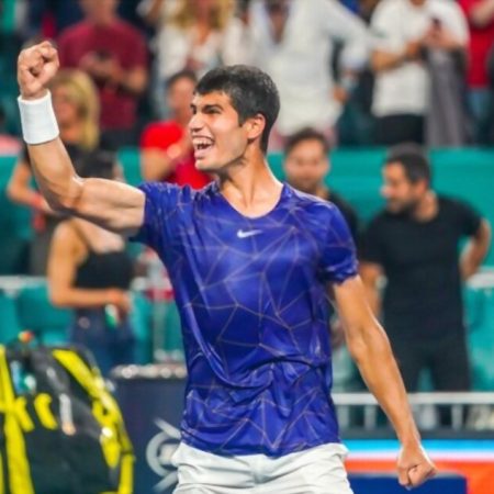 World No.1 Alcaraz defeats Serbian Dušan Lajovic in the Miami Open and climbs to the last round 16