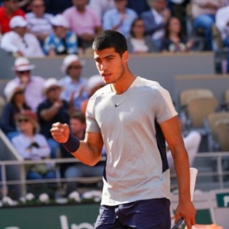 Carlos Alcaraz defeats Medvedev to retake number one spot in the world in Indian Wells