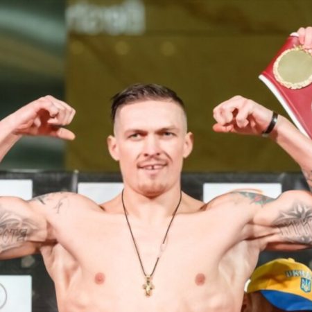 After Fury controversy, Usyk’s team issues worrisome unclear tweets with the words “Sorry to our supporters.”