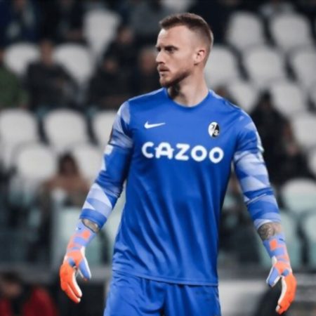 It’s official: Freiburg goalkeeper Mark Flekken joins Brentford