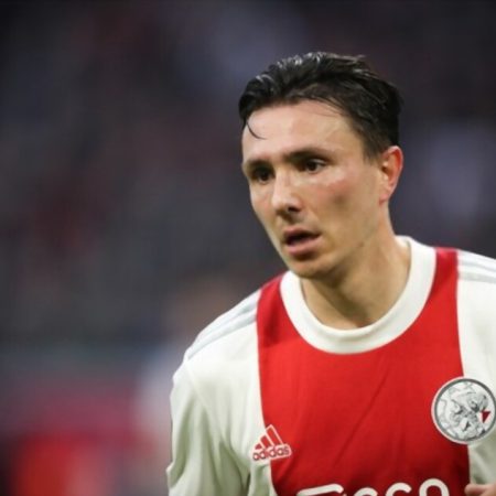 Ajax’s Steven Berghuis LASHES OUT & HITS FAN outside team bus but later apologises