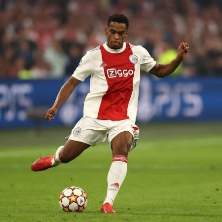 Arsenal makes an offer for Ajax’s Jurrien Timber