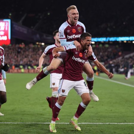 Match report: West Ham beat Chelsea 3-1 with 10 men