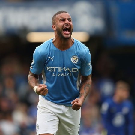 Kyle Walker extends his contract with Manchester City by two years