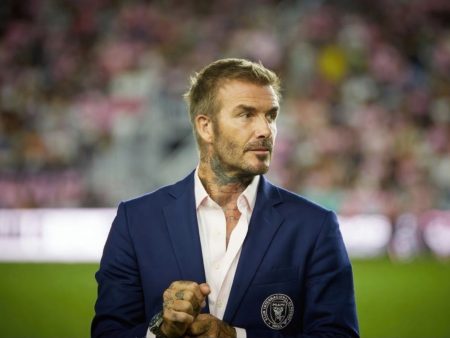The Ultimate English Football Superstar: Life and Career of David Beckham