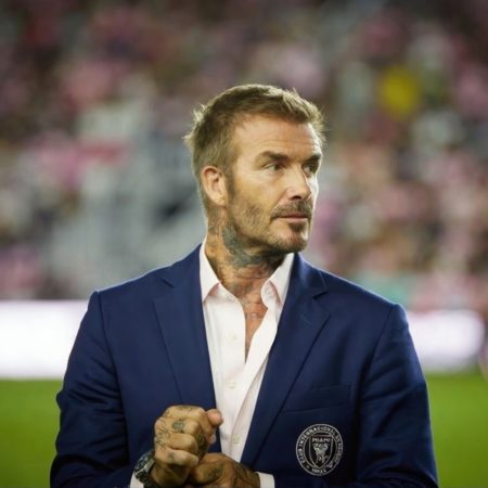 The Ultimate English Football Superstar: Life and Career of David Beckham